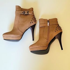NWOT - LUICHINY w/so much detail Bootie